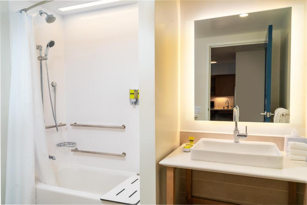 Studio Suite with Two Queen Beds and Adapted Tub - Mobility Accessible interior